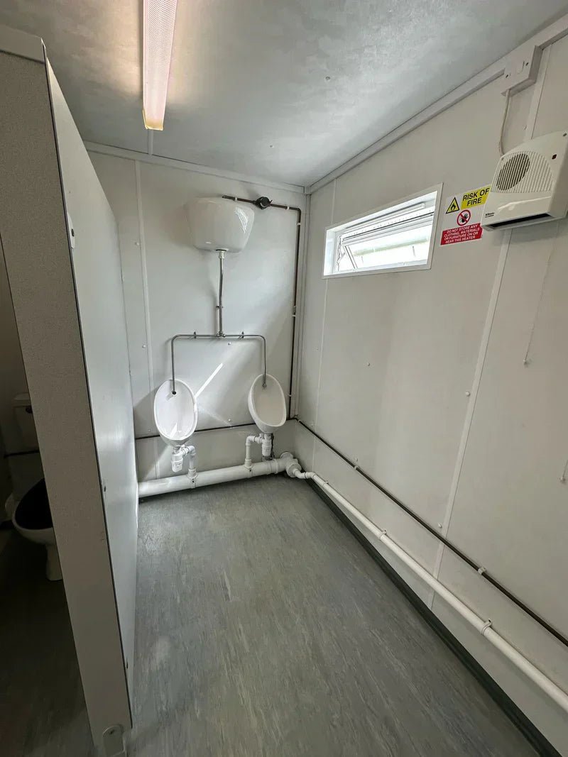 Contenedor de oficina 9,7 x 3 m con sanitarios