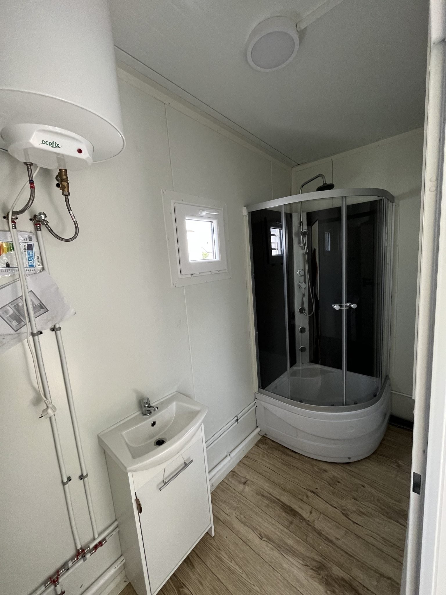 ontenedor sanitario-2 urinarios-2 inodoros-2 lavabos-ducha con caldera (4x3x2,9m)