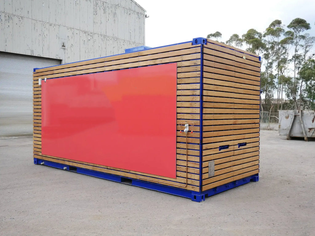 Cafetería en Contenedor Marítimo con Fachada de Madera