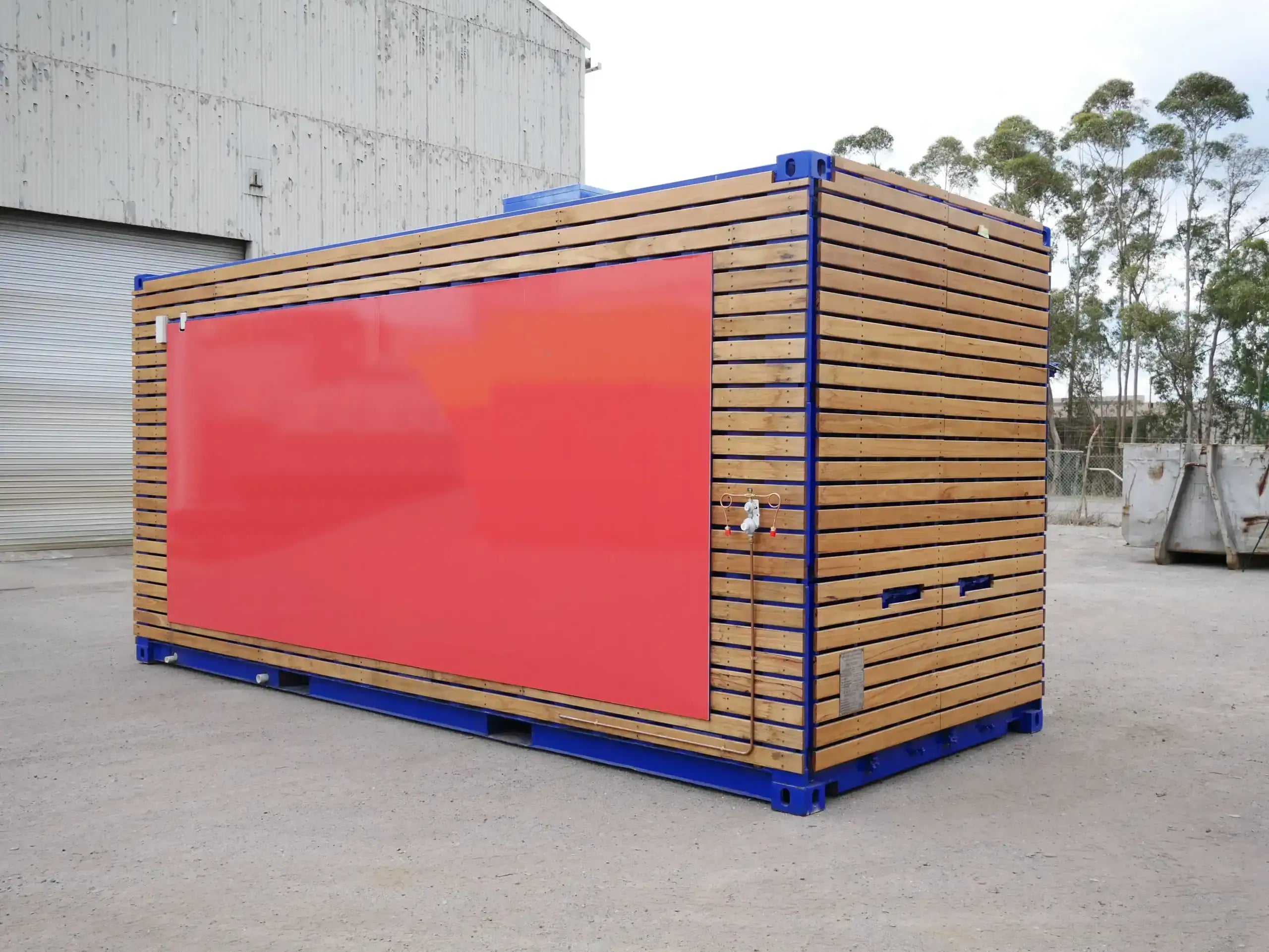 Cafetería en Contenedor Marítimo con Fachada de Madera