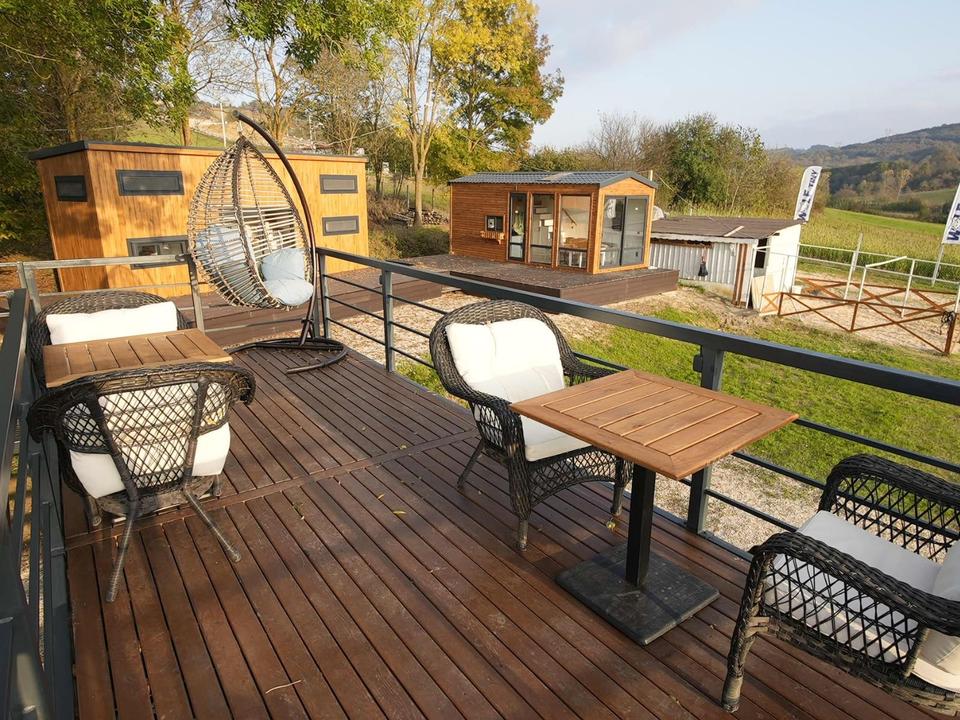 Cafetería contenedor con porche y terraza