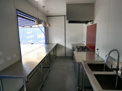 Cafetería en Contenedor Marítimo con Fachada de Madera