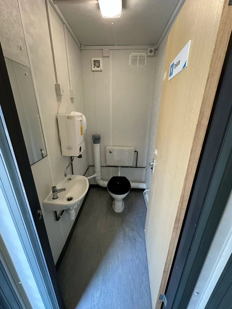Contenedor de oficina 9,7 x 3 m con sanitarios