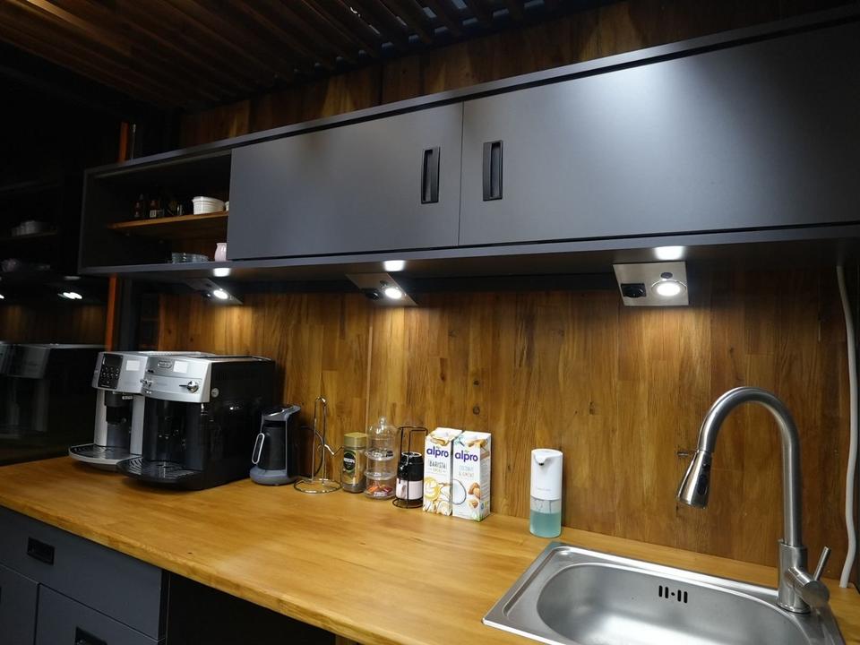 Cafetería contenedor con porche y terraza