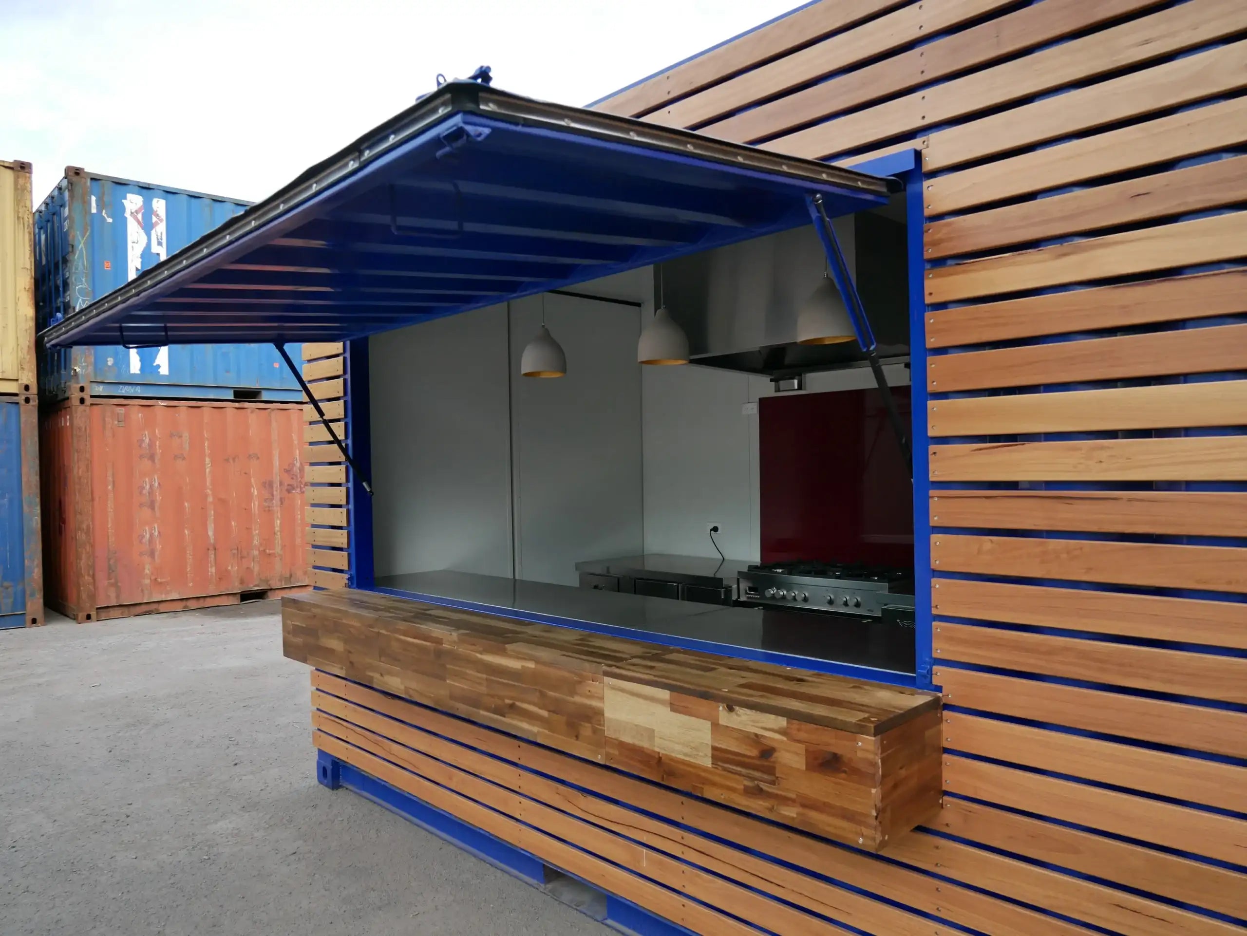 Cafetería en Contenedor Marítimo con Fachada de Madera