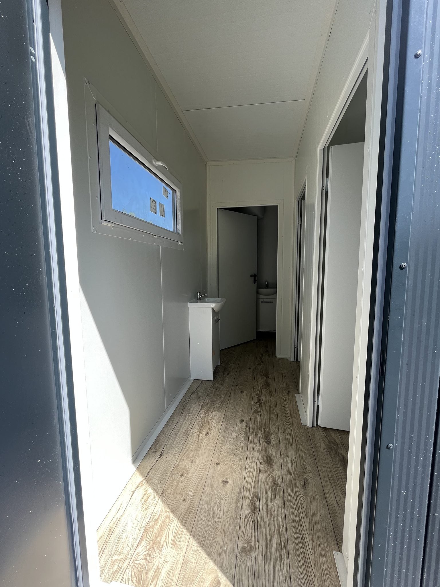 ontenedor sanitario-2 urinarios-2 inodoros-2 lavabos-ducha con caldera (4x3x2,9m)