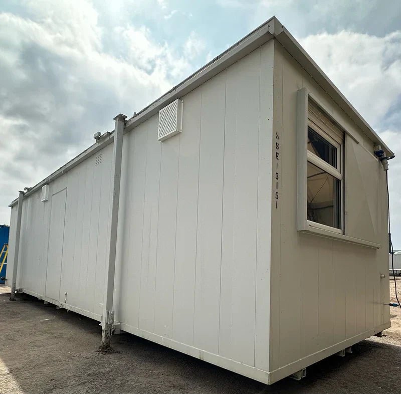 Contenedor de oficina 9,7 x 3 m con sanitarios