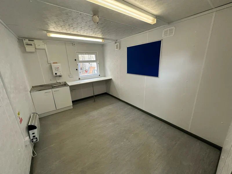 Contenedor de oficina 9,7 x 3 m con sanitarios