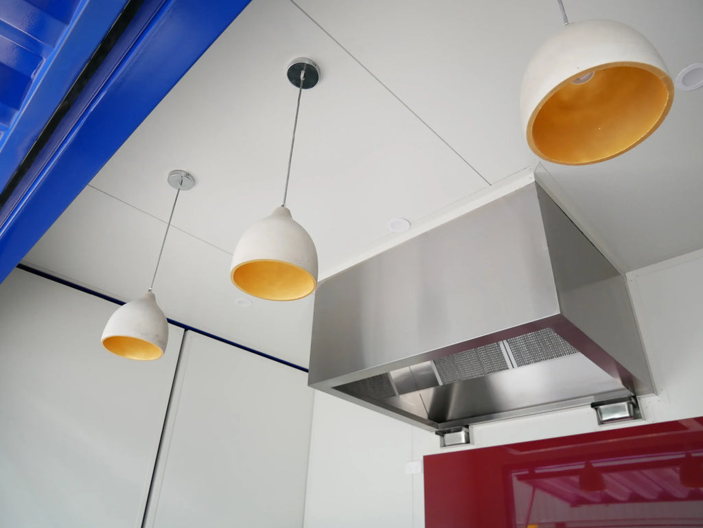 Cafetería en Contenedor Marítimo con Fachada de Madera