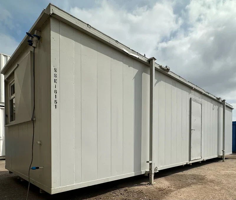 Contenedor de oficina 9,7 x 3 m con sanitarios