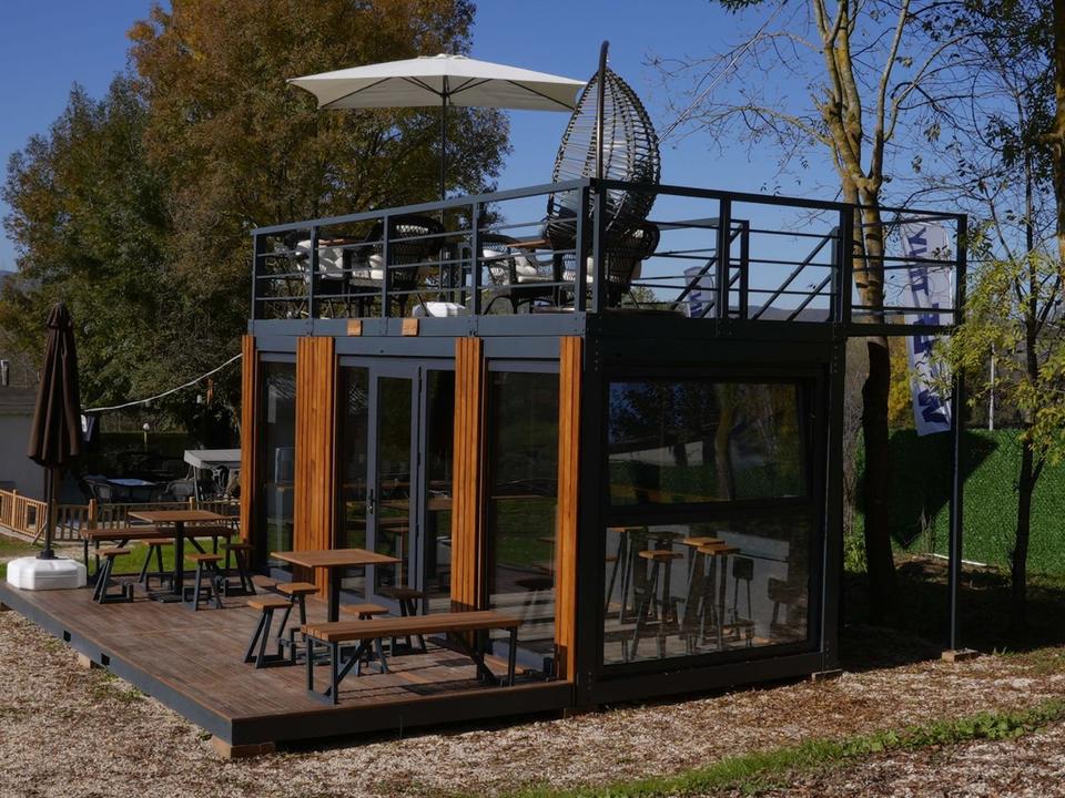 Cafetería contenedor con porche y terraza