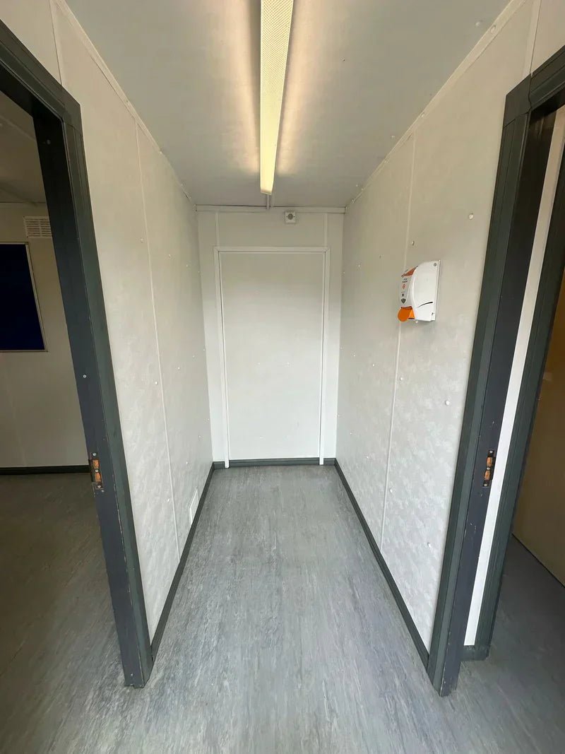 Contenedor de oficina 9,7 x 3 m con sanitarios