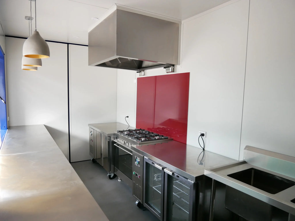 Cafetería en Contenedor Marítimo con Fachada de Madera