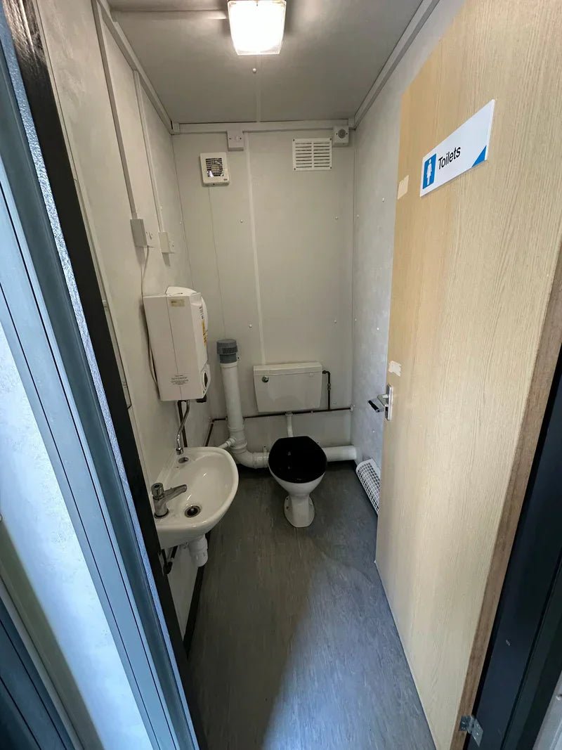Contenedor de oficina 9,7 x 3 m con sanitarios