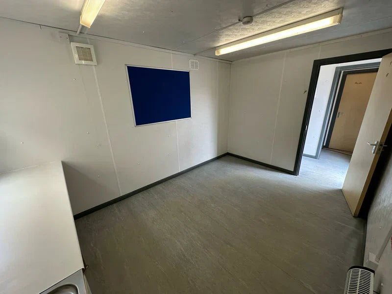 Contenedor de oficina 9,7 x 3 m con sanitarios
