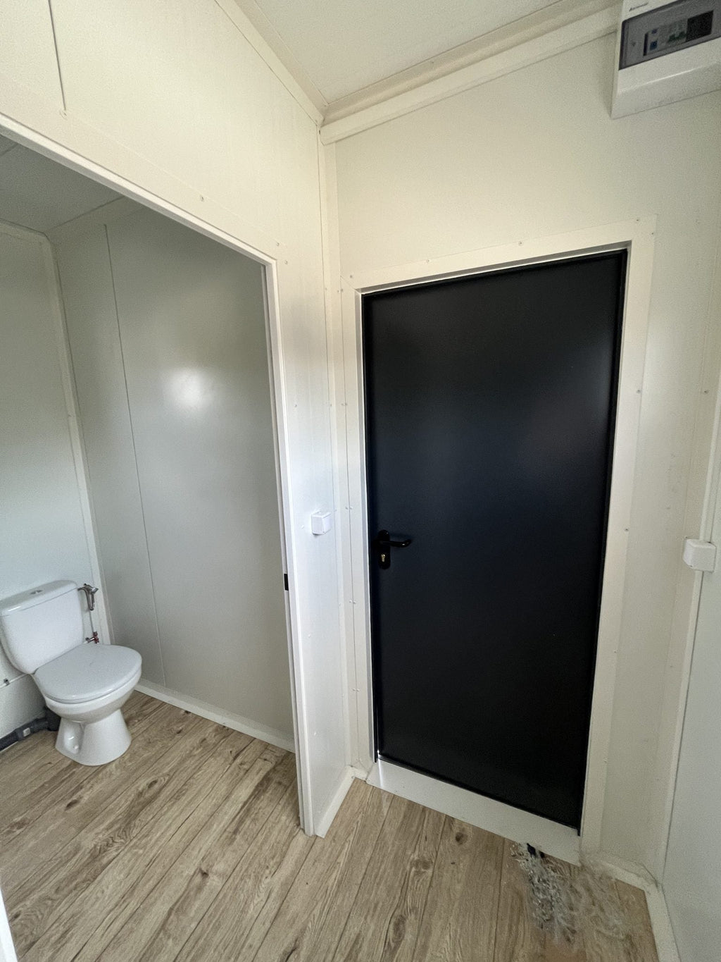 ontenedor sanitario-2 urinarios-2 inodoros-2 lavabos-ducha con caldera (4x3x2,9m)