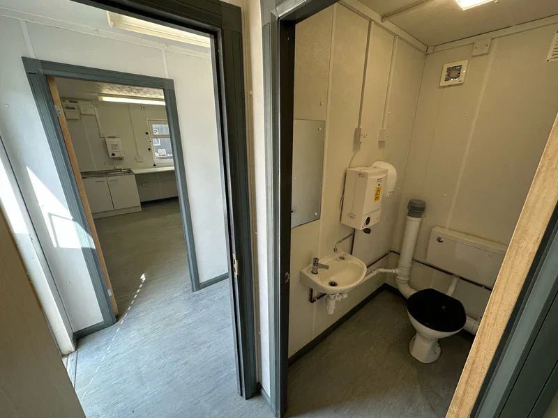 Contenedor de oficina 9,7 x 3 m con sanitarios