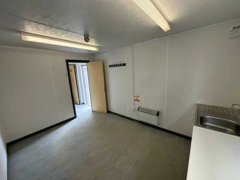 Contenedor de oficina 9,7 x 3 m con sanitarios