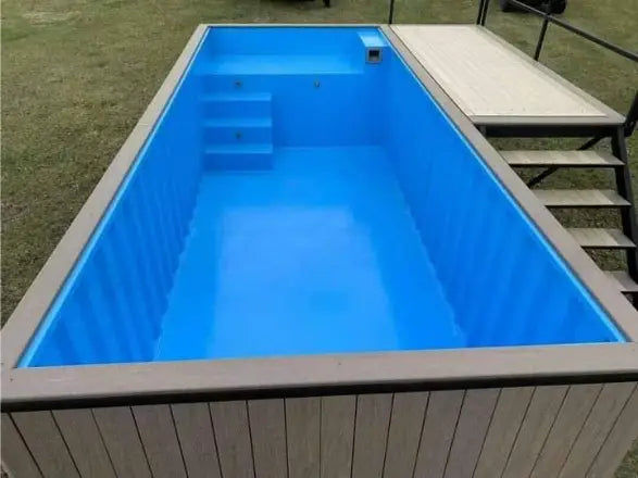 Piscina contenedor elevada con terraza integrada