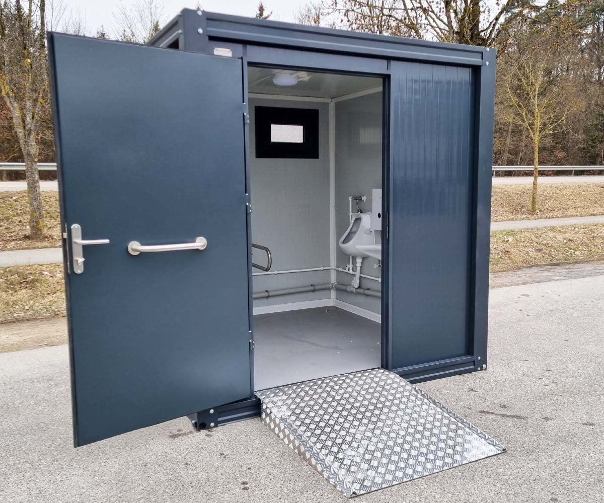 Contenedor sanitario accesible para personas con discapacidad, con rampa y agua caliente