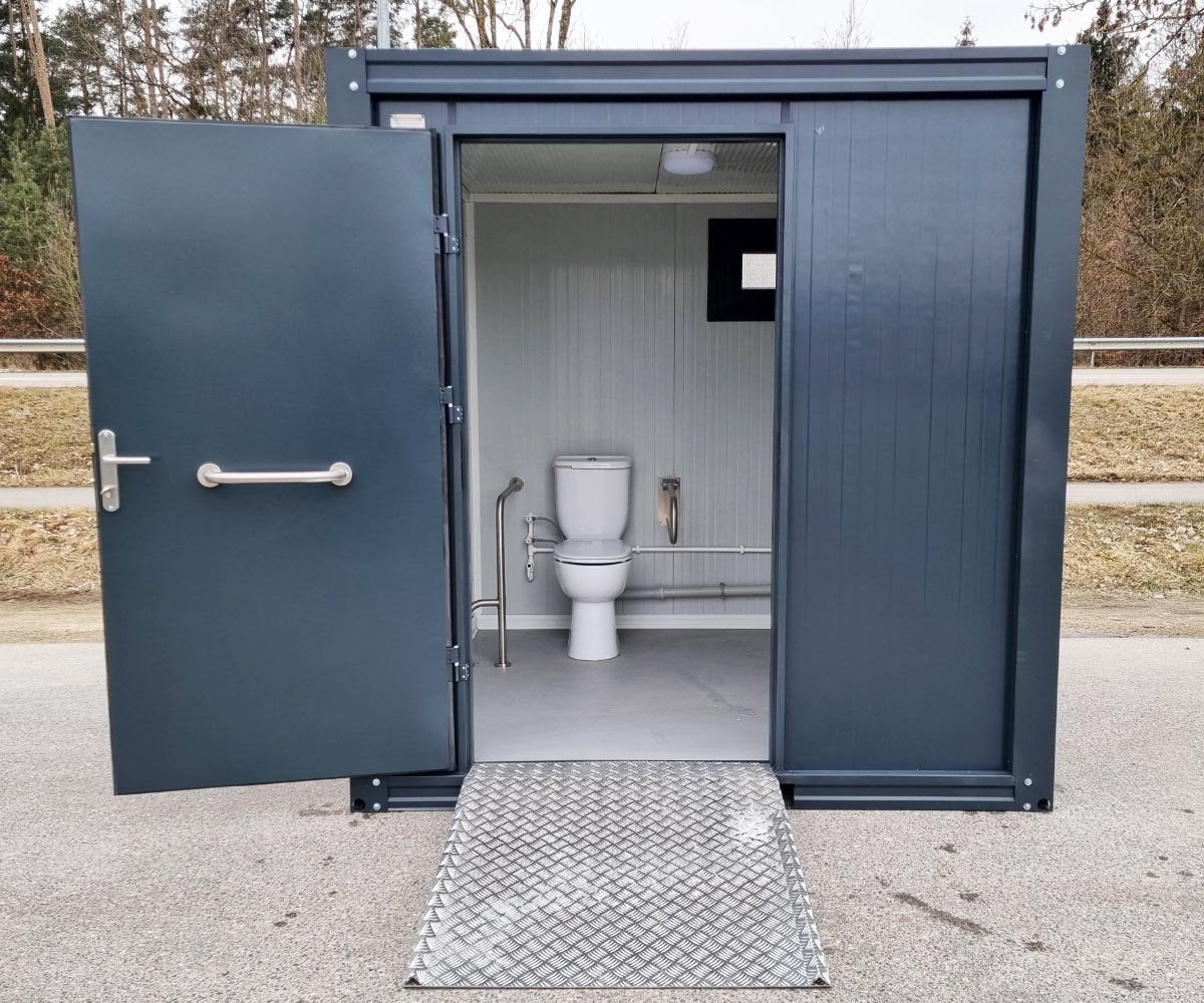 Contenedor sanitario accesible para personas con discapacidad, con rampa y agua caliente