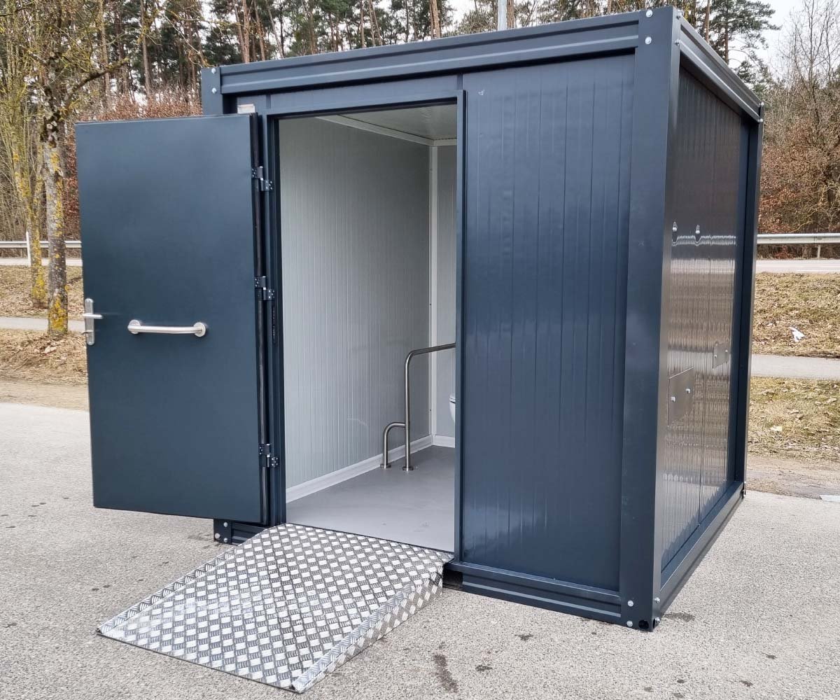 Contenedor sanitario accesible para personas con discapacidad, con rampa y agua caliente