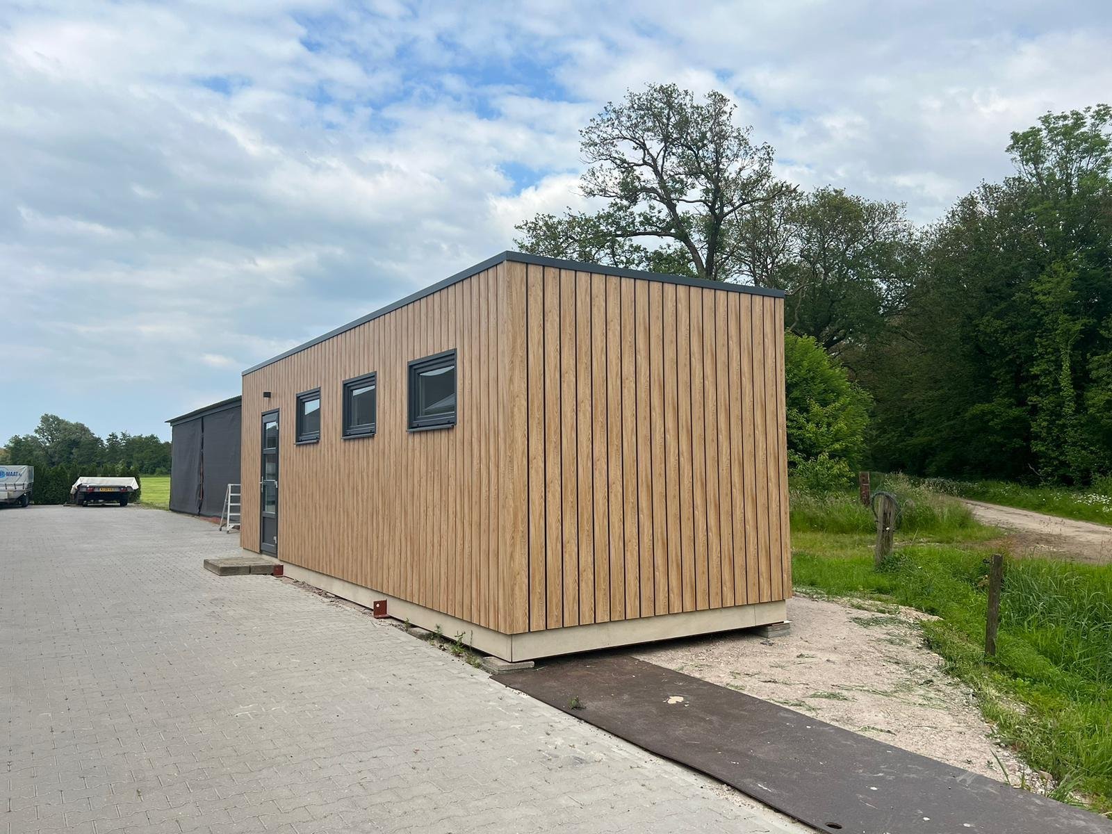 Pequeña casa con marco de plástico