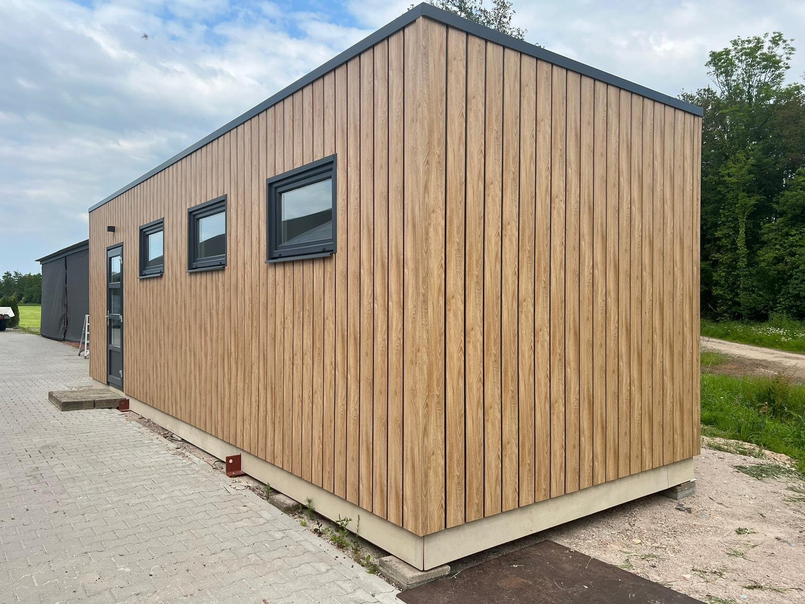 Pequeña casa con marco de plástico