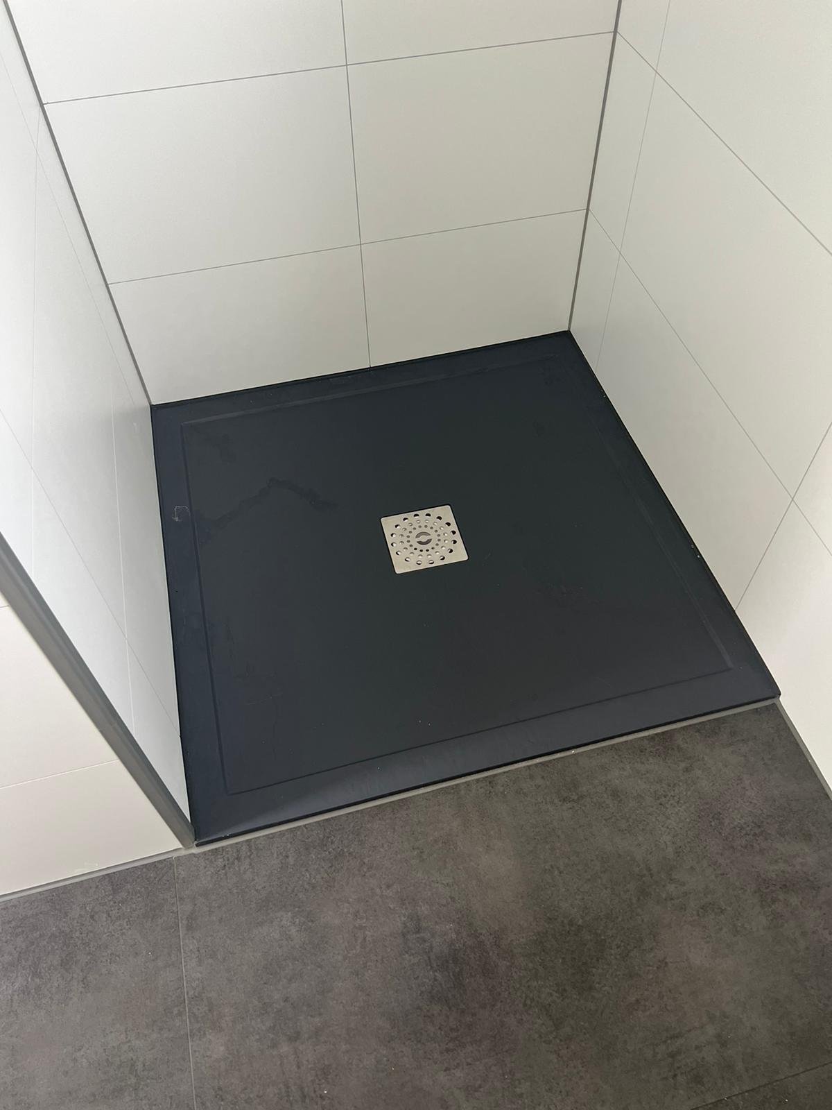 Pequeña casa con marco de plástico