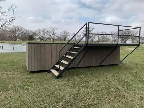 Piscina contenedor elevada con terraza integrada