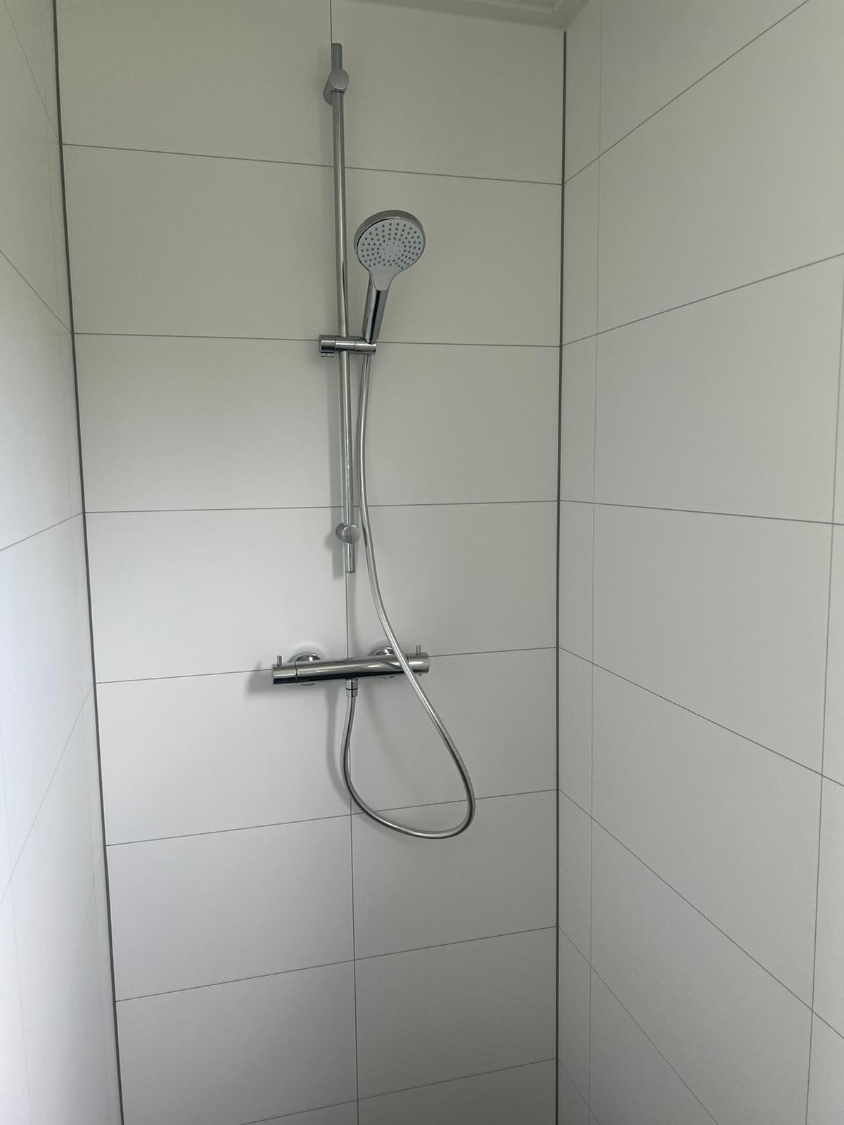 Pequeña casa con marco de plástico